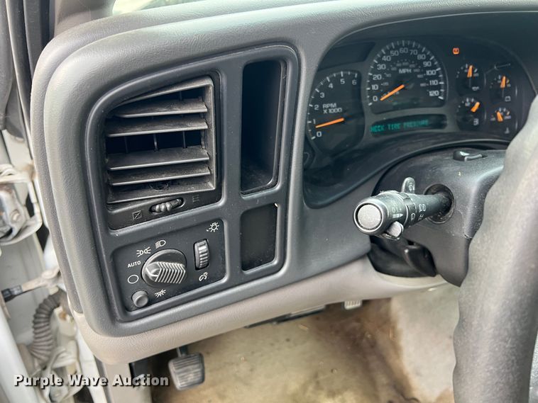 image for item ID9483 2004 Chevrolet Suburban 1500  SUV