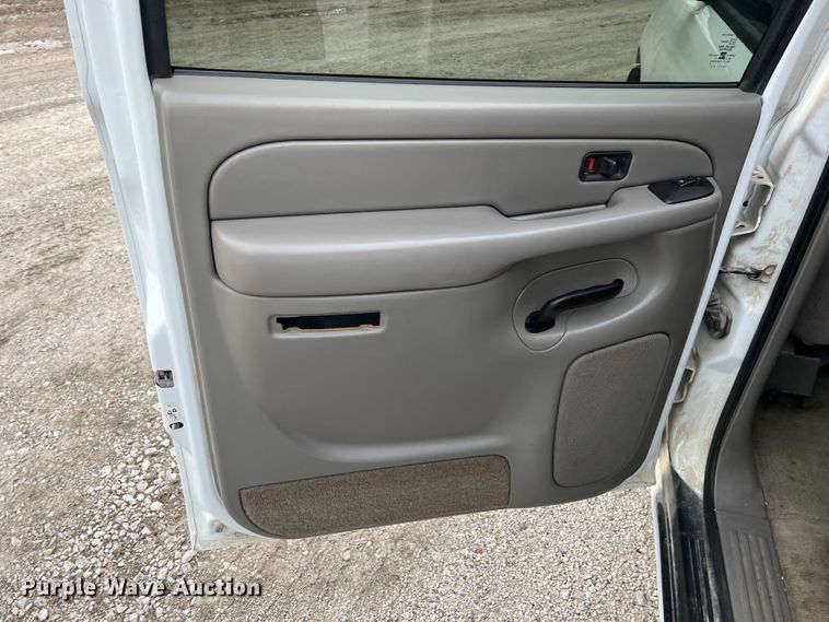 image for item ID9483 2004 Chevrolet Suburban 1500  SUV