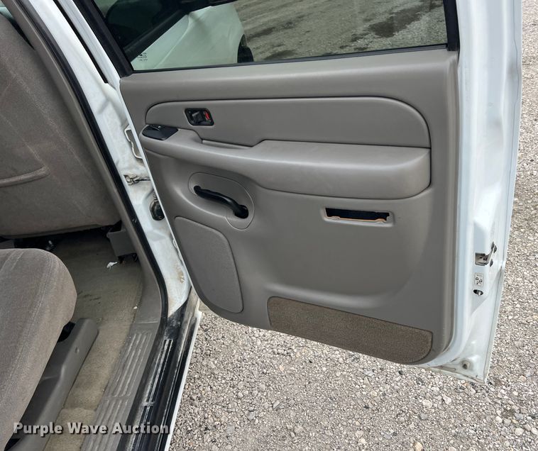 image for item ID9483 2004 Chevrolet Suburban 1500  SUV