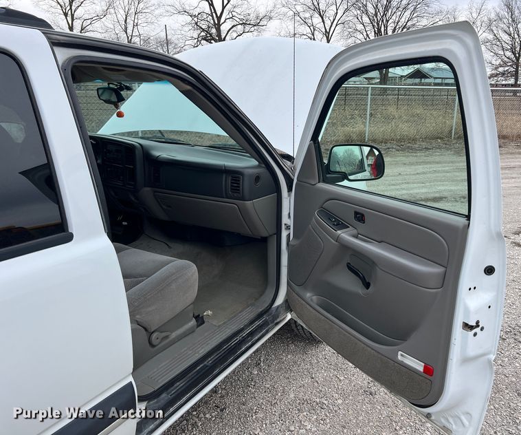 image for item ID9483 2004 Chevrolet Suburban 1500  SUV