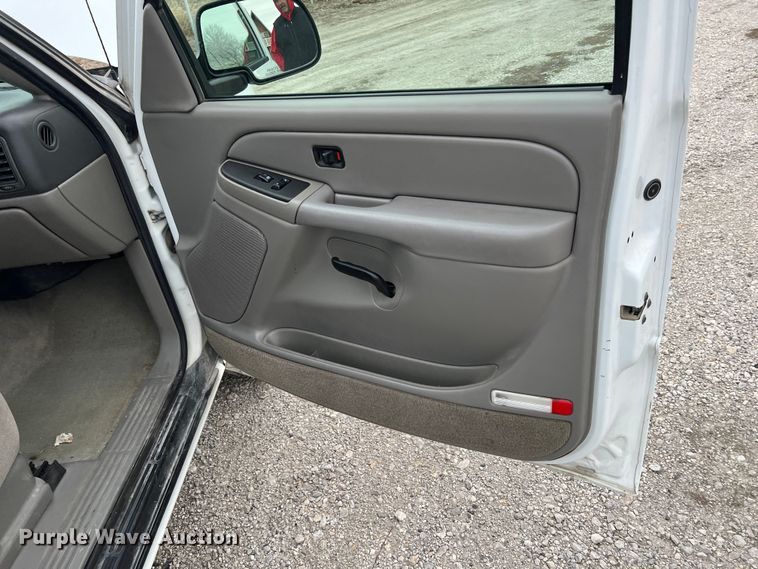 image for item ID9483 2004 Chevrolet Suburban 1500  SUV