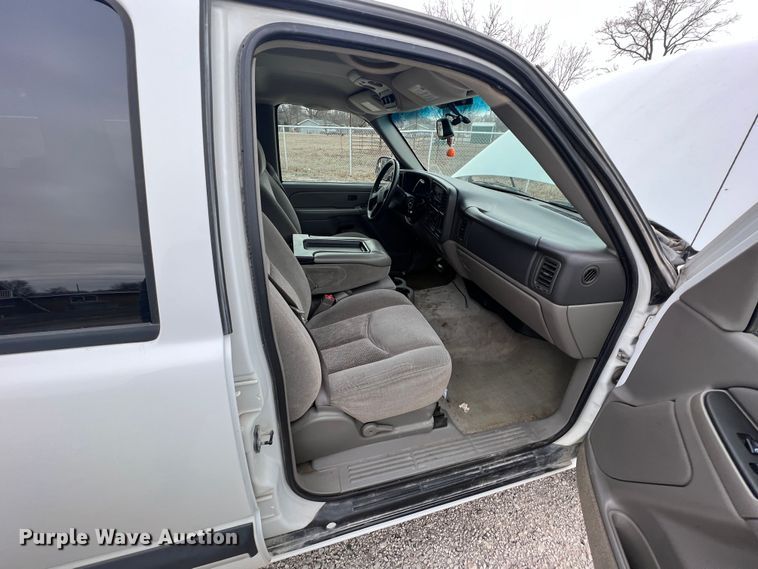 image for item ID9483 2004 Chevrolet Suburban 1500  SUV