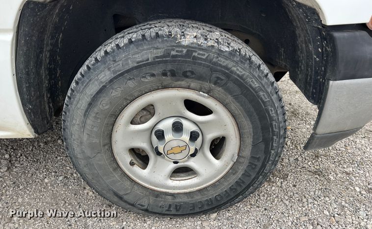 image for item ID9483 2004 Chevrolet Suburban 1500  SUV