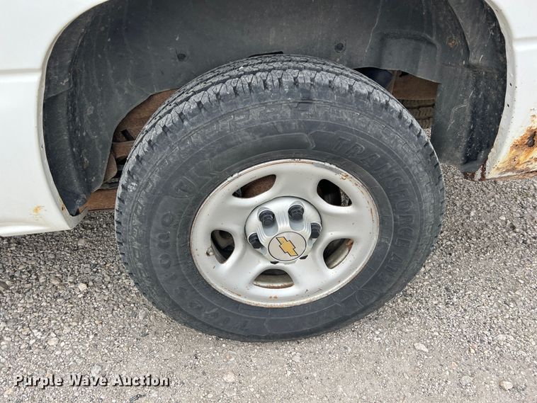 image for item ID9483 2004 Chevrolet Suburban 1500  SUV