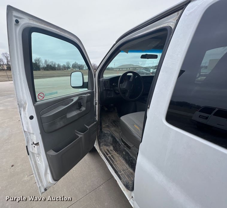 image for item ID9484 2004 GMC Savana G3500  van