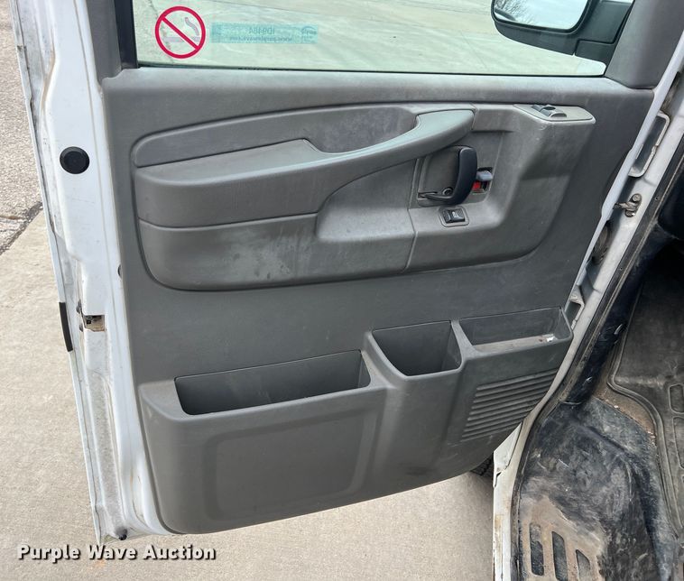 image for item ID9484 2004 GMC Savana G3500  van