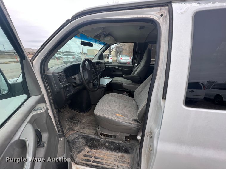 image for item ID9484 2004 GMC Savana G3500  van