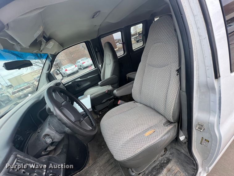 image for item ID9484 2004 GMC Savana G3500  van