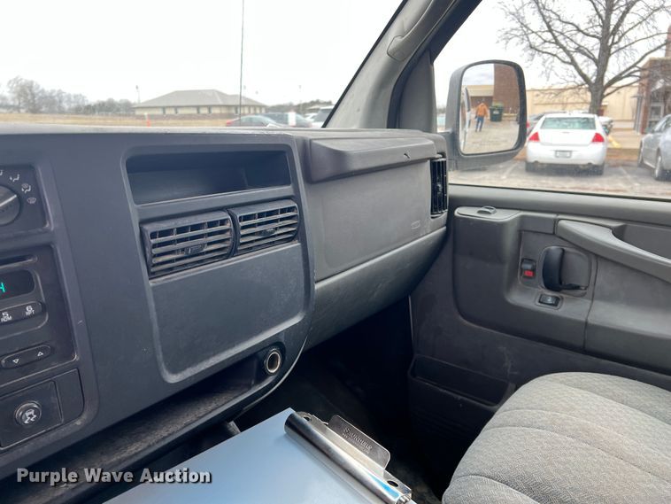 image for item ID9484 2004 GMC Savana G3500  van