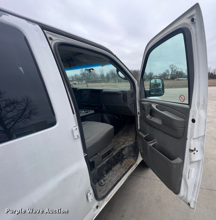 image for item ID9484 2004 GMC Savana G3500  van