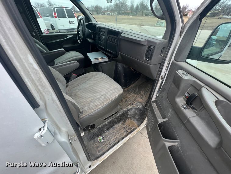 image for item ID9484 2004 GMC Savana G3500  van