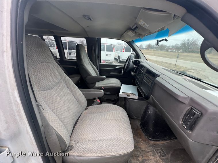 image for item ID9484 2004 GMC Savana G3500  van