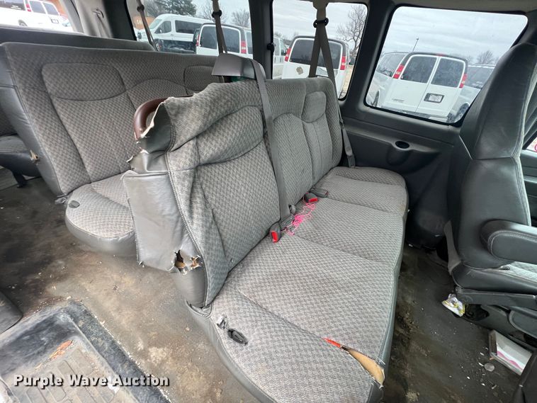 image for item ID9484 2004 GMC Savana G3500  van