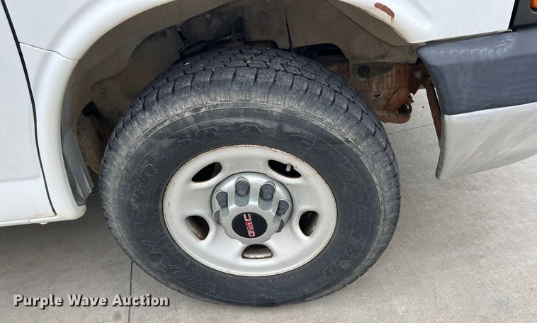 image for item ID9484 2004 GMC Savana G3500  van