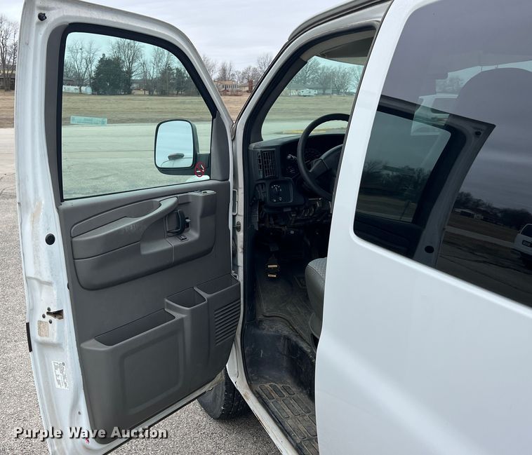 image for item ID9485 2004 Chevrolet Express 3500  van