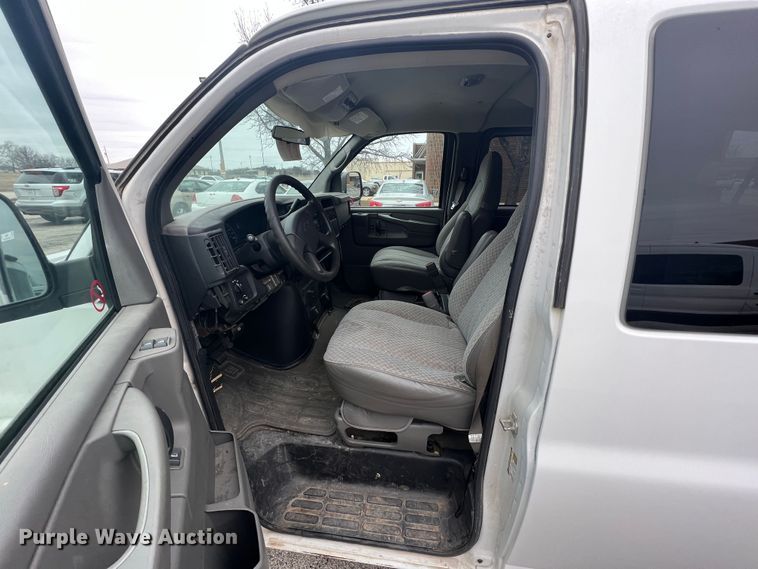 image for item ID9485 2004 Chevrolet Express 3500  van