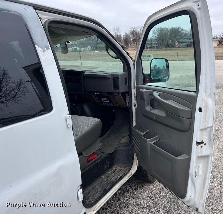 image for item ID9485 2004 Chevrolet Express 3500  van