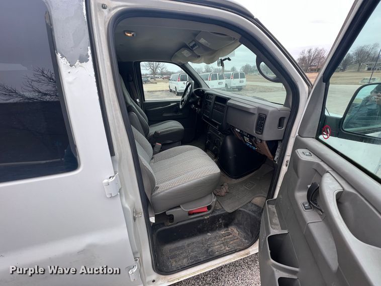 image for item ID9485 2004 Chevrolet Express 3500  van