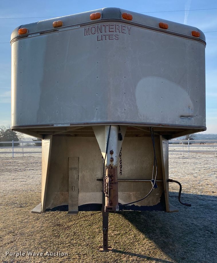 image for item IG9909 2004 Monterey 1020-7  livestock trailer