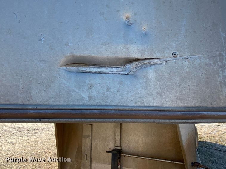 image for item IG9909 2004 Monterey 1020-7  livestock trailer