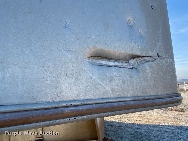 image for item IG9909 2004 Monterey 1020-7  livestock trailer