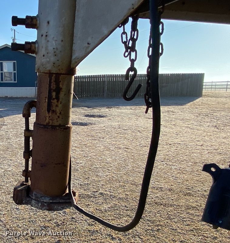 image for item IG9909 2004 Monterey 1020-7  livestock trailer