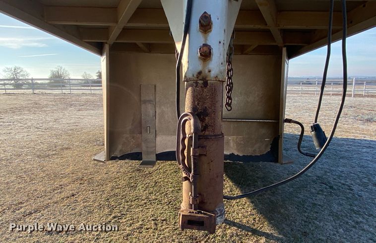 image for item IG9909 2004 Monterey 1020-7  livestock trailer