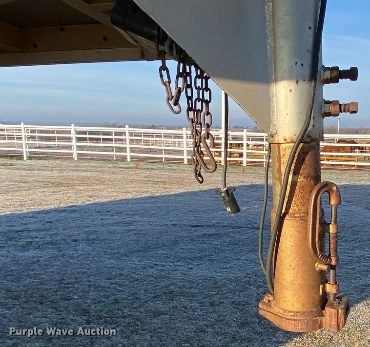 image for item IG9909 2004 Monterey 1020-7  livestock trailer