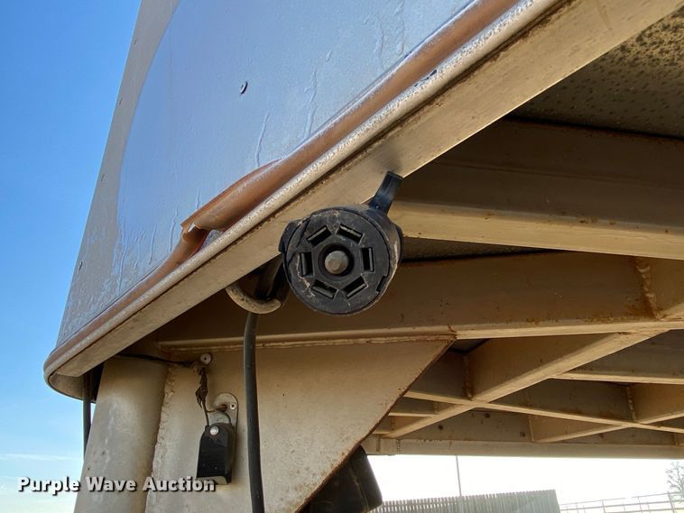 image for item IG9909 2004 Monterey 1020-7  livestock trailer