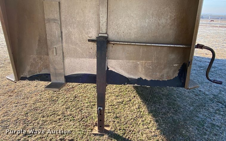 image for item IG9909 2004 Monterey 1020-7  livestock trailer