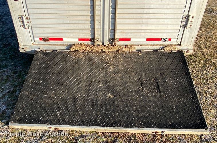 image for item IG9909 2004 Monterey 1020-7  livestock trailer