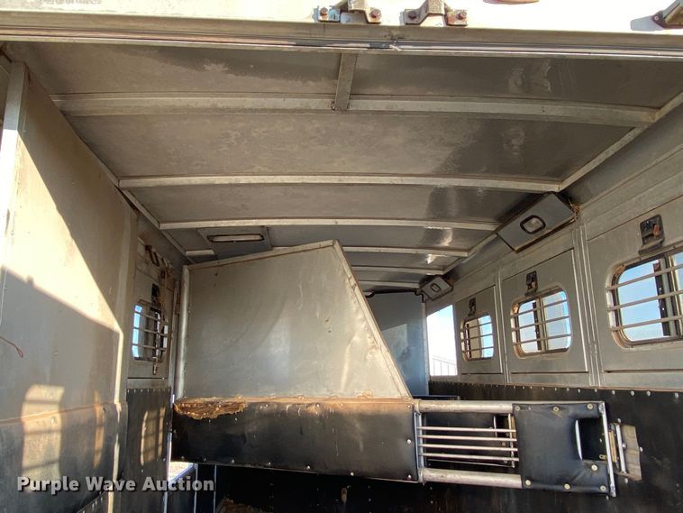 image for item IG9909 2004 Monterey 1020-7  livestock trailer