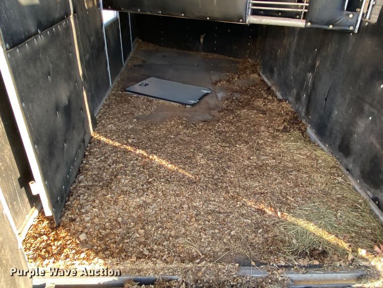 image for item IG9909 2004 Monterey 1020-7  livestock trailer