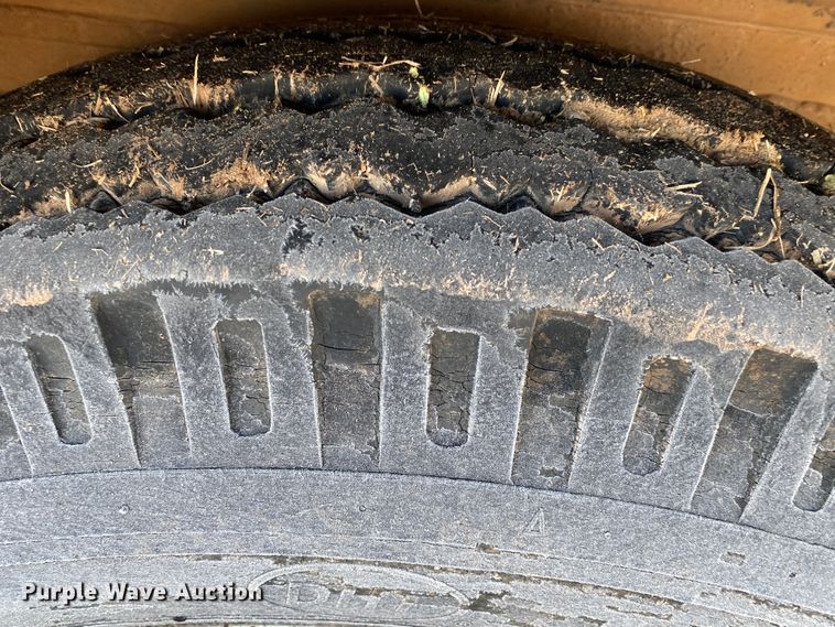 image for item IG9909 2004 Monterey 1020-7  livestock trailer