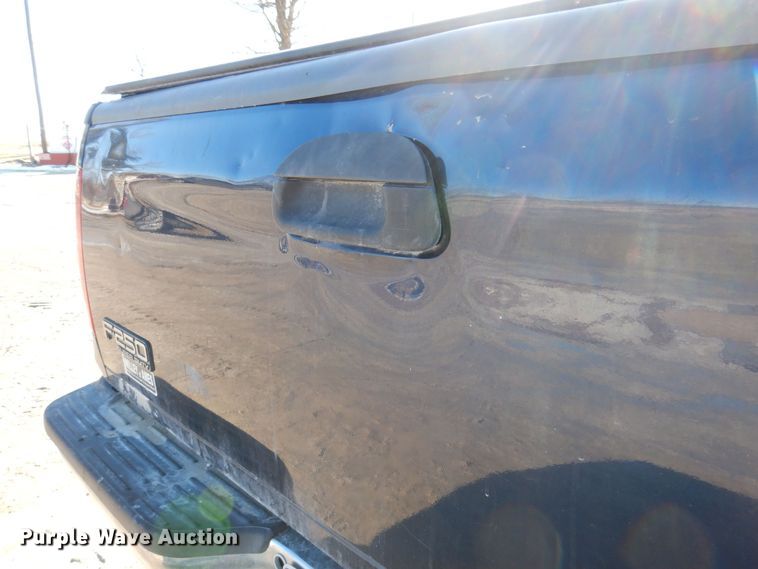 image for item IO9365 2002 Ford F250 Super Duty XLT  SuperCab pickup truck