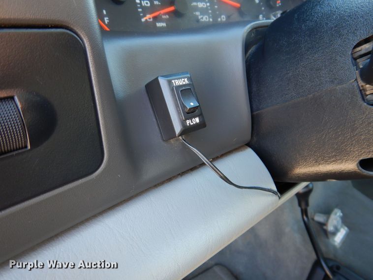 image for item IO9365 2002 Ford F250 Super Duty XLT  SuperCab pickup truck