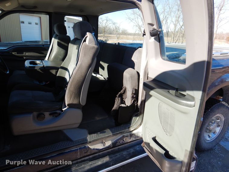 image for item IO9365 2002 Ford F250 Super Duty XLT  SuperCab pickup truck