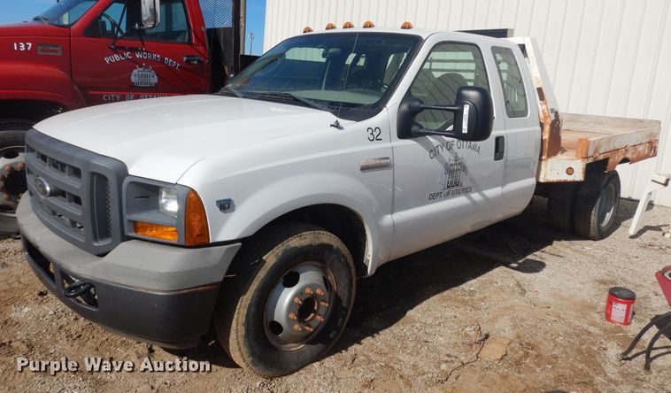 image for item JQ9766 2005 Ford F350 Super Duty XL  SuperCab flatbed pickup truck