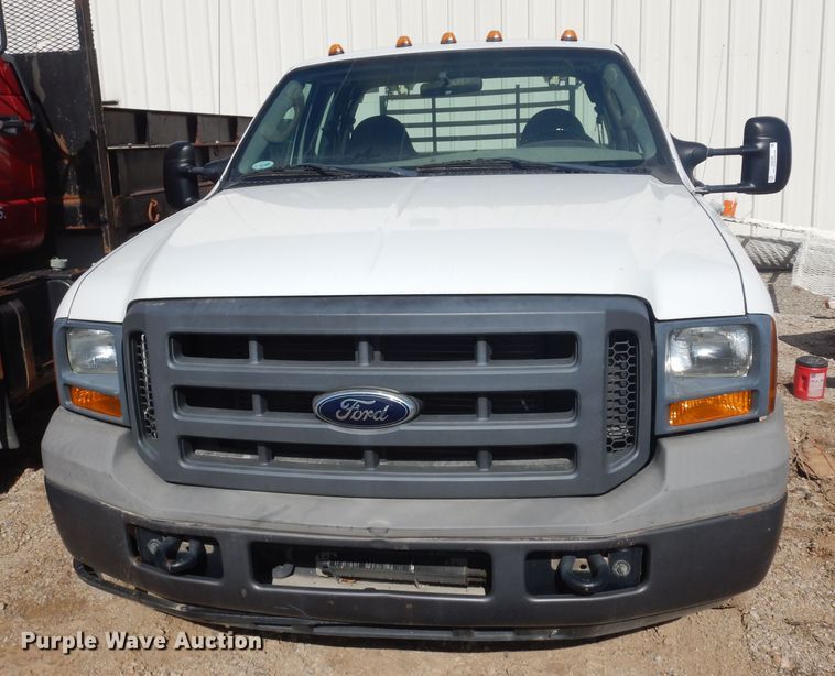 image for item JQ9766 2005 Ford F350 Super Duty XL  SuperCab flatbed pickup truck