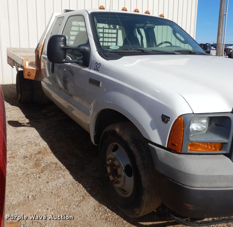 image for item JQ9766 2005 Ford F350 Super Duty XL  SuperCab flatbed pickup truck