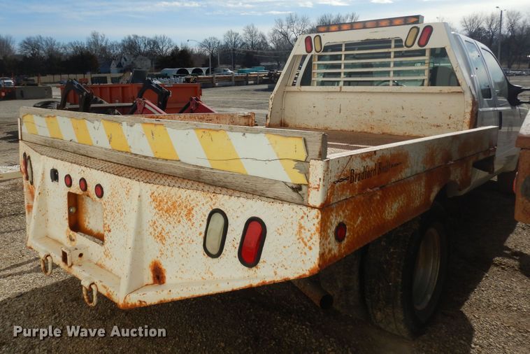 image for item JQ9766 2005 Ford F350 Super Duty XL  SuperCab flatbed pickup truck