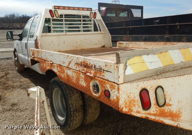 image for item JQ9766 2005 Ford F350 Super Duty XL  SuperCab flatbed pickup truck