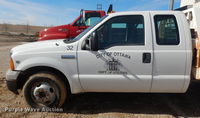 image for item JQ9766 2005 Ford F350 Super Duty XL  SuperCab flatbed pickup truck