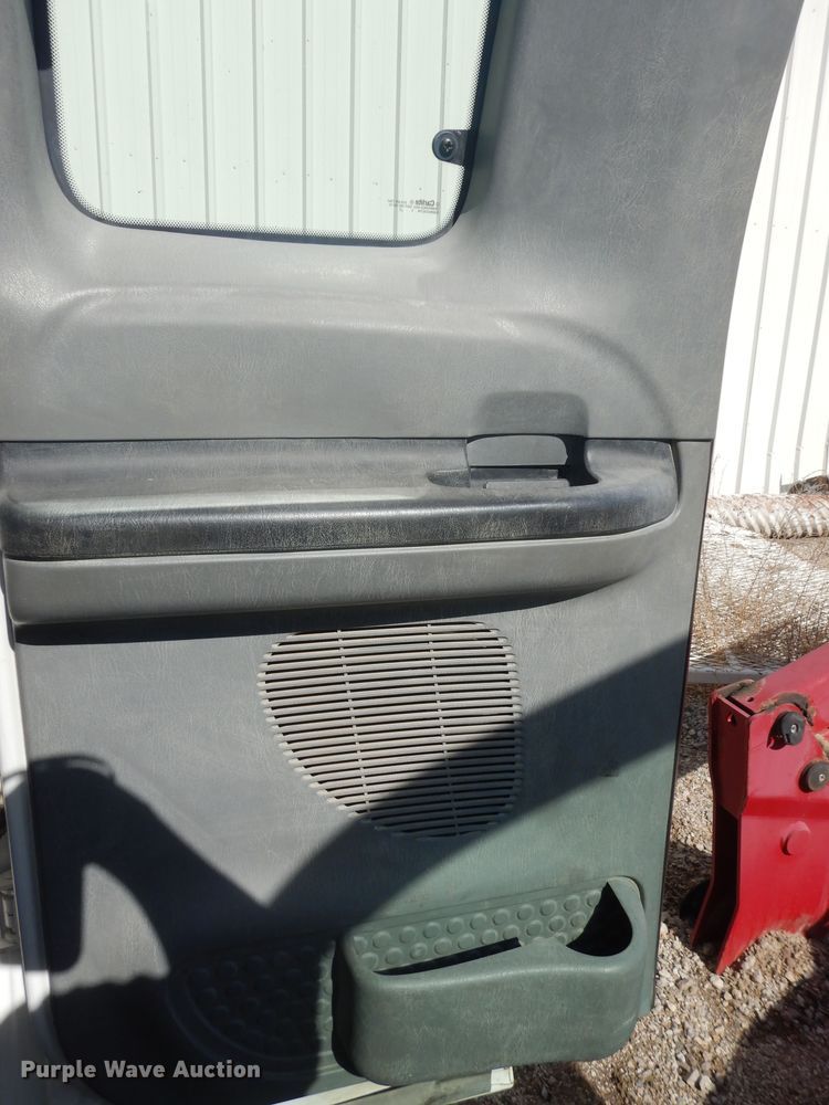 image for item JQ9766 2005 Ford F350 Super Duty XL  SuperCab flatbed pickup truck