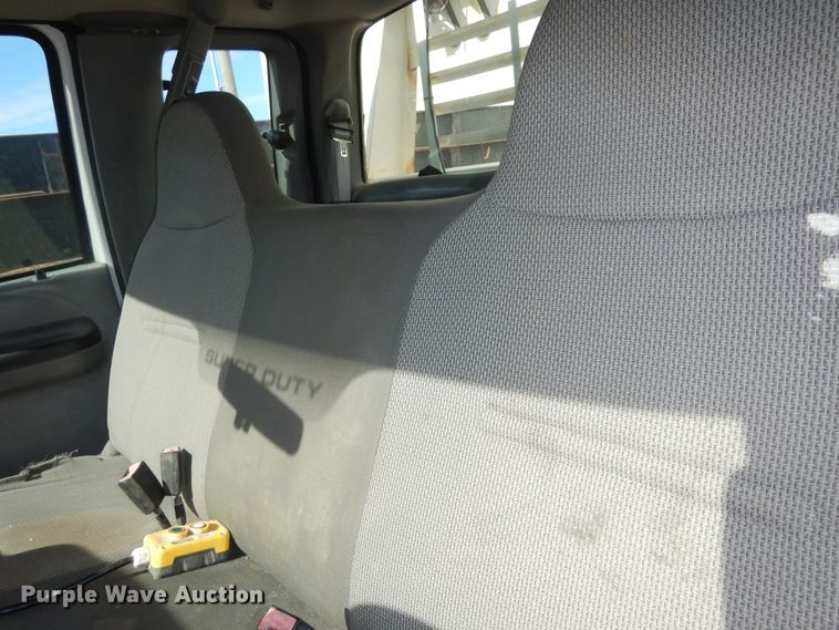 image for item JQ9766 2005 Ford F350 Super Duty XL  SuperCab flatbed pickup truck