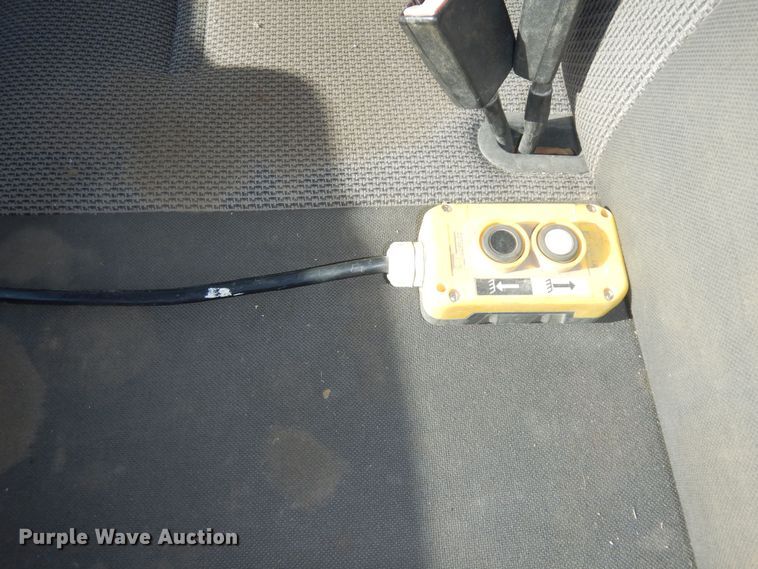 image for item JQ9766 2005 Ford F350 Super Duty XL  SuperCab flatbed pickup truck