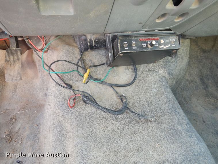 image for item JQ9766 2005 Ford F350 Super Duty XL  SuperCab flatbed pickup truck