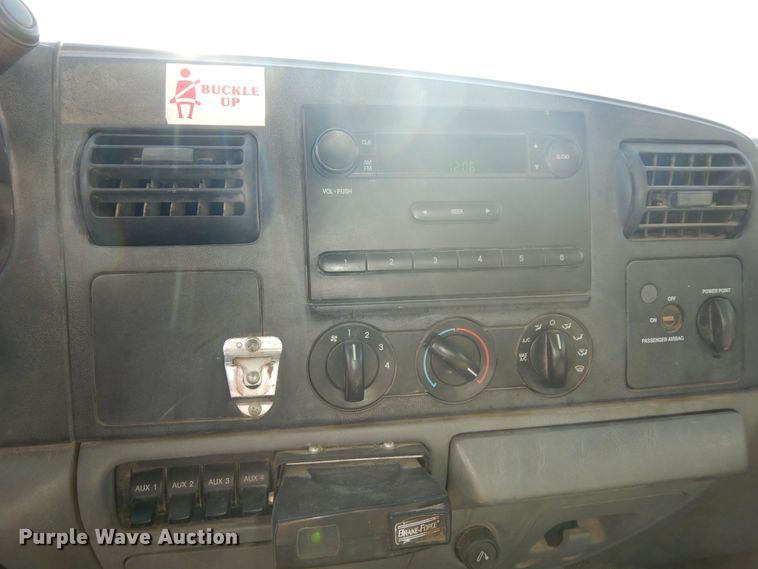 image for item JQ9766 2005 Ford F350 Super Duty XL  SuperCab flatbed pickup truck