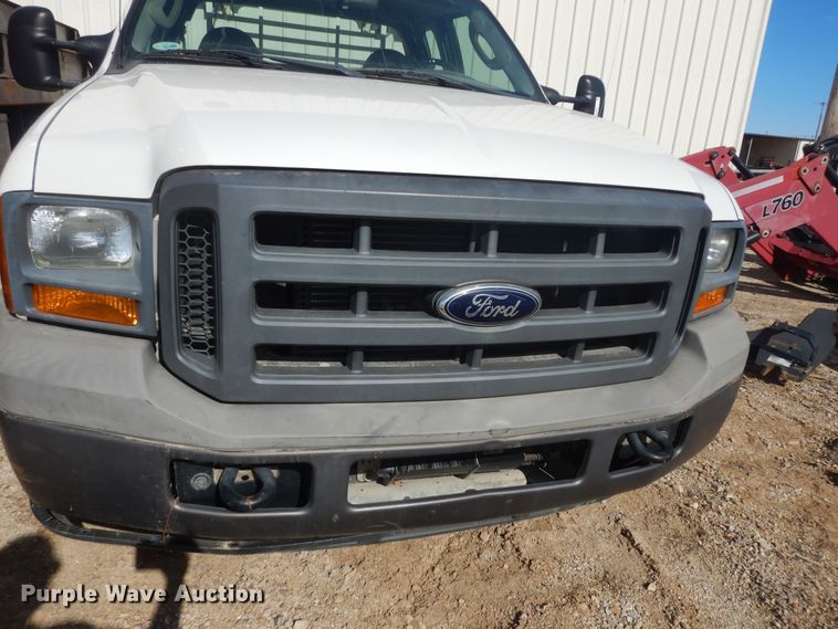 image for item JQ9766 2005 Ford F350 Super Duty XL  SuperCab flatbed pickup truck