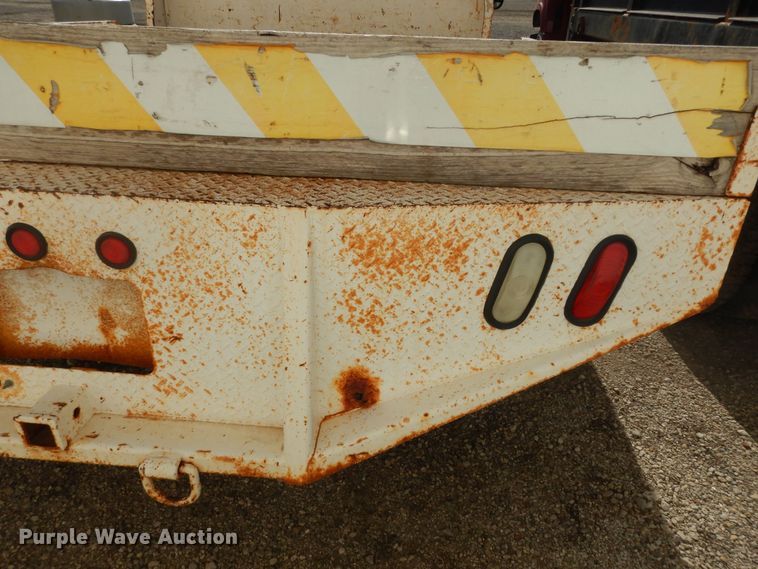 image for item JQ9766 2005 Ford F350 Super Duty XL  SuperCab flatbed pickup truck